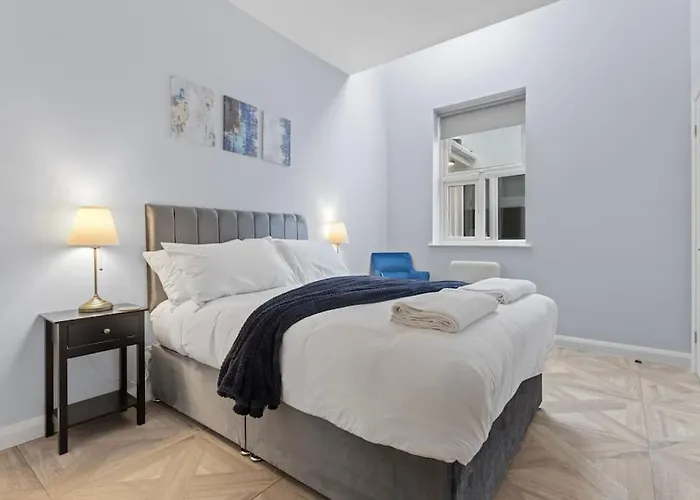 Modern Apartment Off-Road Parking-Twin Room Suite 4